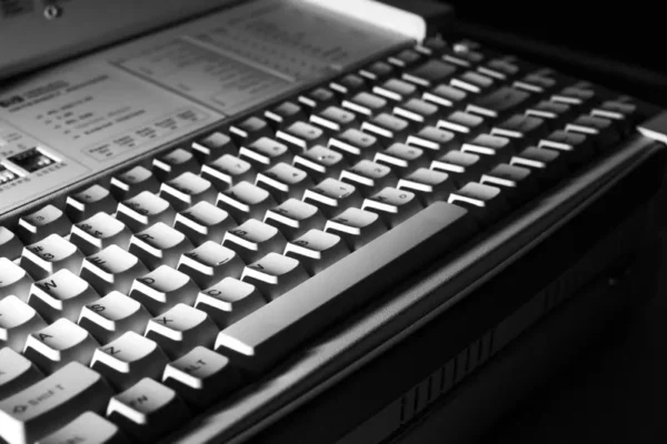 怀旧党的福音！有人把Windows 95壁纸升级成4K高清了