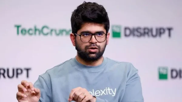 Perplexity CEO：AI 将在6个月内取代招聘与行政工作