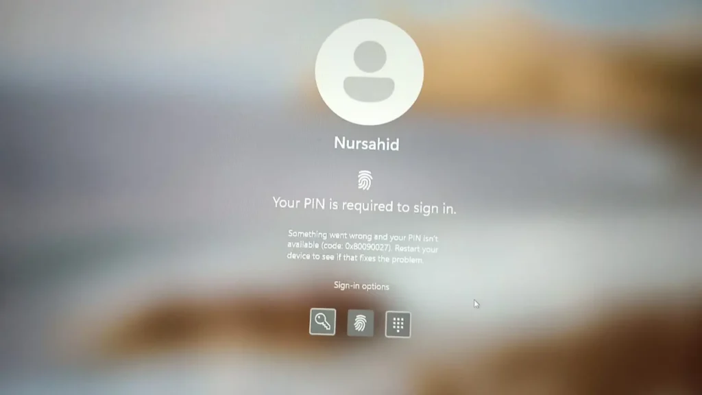 Windows 11 登录界面现 UI 漏洞：密码图标“隐形”，微软建议“悬停点击空白处”插图2